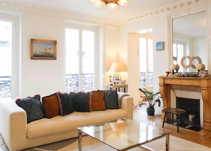 Cozy Haussmanian Flat In The Heart Of Paris
